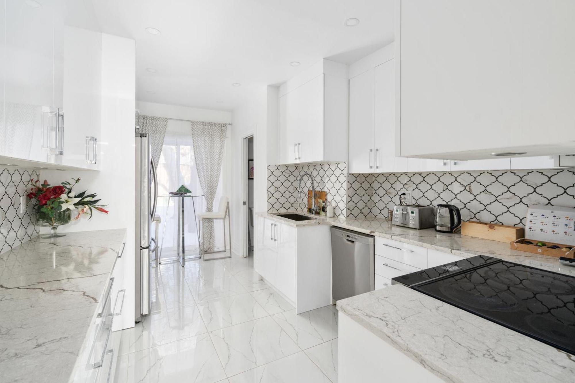 Centennial 6-Bedroom Waterfront Palace Sleeps 14 モントリオール エクステリア 写真